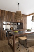 cuisine moderne ouverte avec armoire intégrée en bois et acier inoxydable