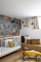 Petite chambre d'enfant avec papier peint et banc intégré