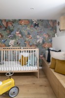 Petite chambre d'enfant avec papier peint à imprimé animal