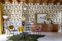 salle à manger de style vintage avec mur et papier peint