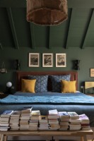 chambre principale confortable peinte en vert