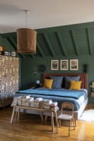 Chambre à coucher principale confortable peinte en vert