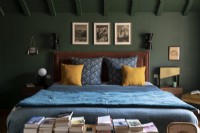 Chambre à coucher principale confortable peinte en vert