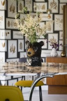 Détail de vase ours sur une table à manger