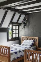 Lampe singe inhabituelle sur un lit simple dans une chambre moderne