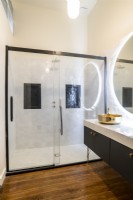 Salle de bain classique avec grande cabine de douche