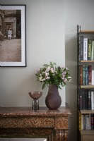 Vase de fleurs sur cheminée en marbre marron