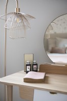 Coiffeuse et détail de lampe dans la chambre à coucher moderne