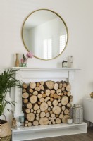 Tas de bois de chauffage haché décoratif à l'intérieur de la cheminée