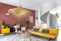 Salon moderne avec escalier en colimaçon et mobilier jaune