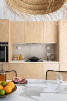 Cuisine-salle à manger moderne avec armoires en bois