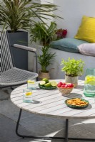 Nourriture et boisson sur table de jardin dans petite cour