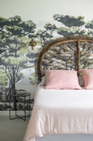 Mur décoratif derrière le lit avec tête de lit décorative en osier