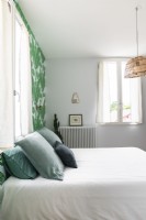 Chambre à coucher moderne avec mur de papier peint tropical