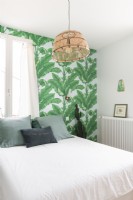 Chambre à coucher moderne avec mur de papier peint tropical