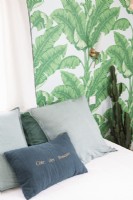 Papier peint tropical sur mur par lit - détail