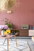 Radio vintage sur buffet dans un salon moderne coloré