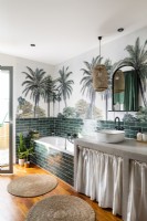 Salle de bain moderne avec murale tropicale sur mur
