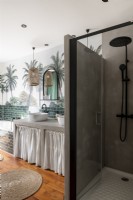 Cabine de douche moderne dans la salle de bain avec murale tropicale sur mur