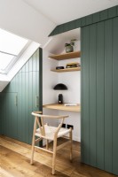 Bureau de style skandinave construit, bureau à domicile, rangement avec étagères dans la chambre en mezzanine, peint en vert