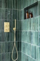 Douche moderne contemporaine avec tuiles vertes verticales et or, robinets en laiton