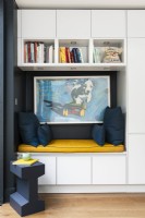 Extension de cuisine contemporaine avec assise bleue et jaune, banc, coins lecture.