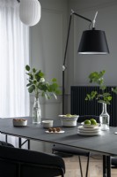 Table à manger moderne avec grand lampadaire noir