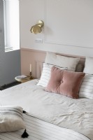 Coussin rose sur lit dans une chambre moderne