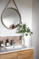 Lavabo de salle de bain moderne avec miroir circulaire