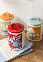 Pots de stockage de thé, de café et de sucre de style rétro dans la cuisine - détail