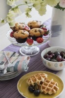 Gâteaux et fruits sur table à manger - détail