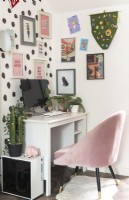 Bureau et chaise modernes avec affichage coloré d'œuvres d'art sur le mur