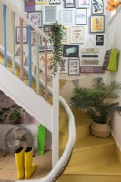 Escalier coloré et éclectique avec une grande exposition d'œuvres d'art encadrées