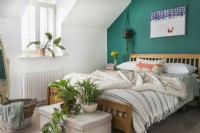Chambre à coucher moderne avec mur peint en vert vif