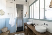 Salle de bain champêtre bleu et blanc