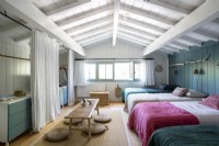 Chambre de style dortoir dans une cabane côtière