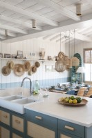 Cuisine-salle à manger bleue et blanche dans une cabane côtière