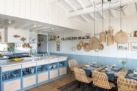 Cuisine-salle à manger bleue et blanche dans la maison de la cabine