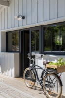 Vélo avec boîte de légumes à l'arrière à côté de country house