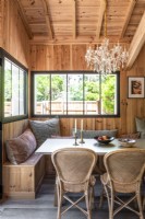 Salle à manger champêtre moderne en bois avec banc d'angle intégré