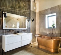Baignoire autoportante en cuivre dans la salle de bains de luxe