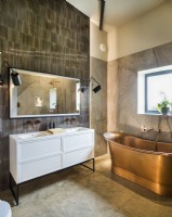 Baignoire en cuivre dans une salle de bain de style classique