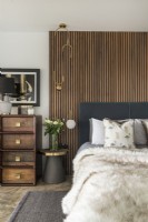 Chambre à coucher de style classique avec lit moelleux et mur à lattes