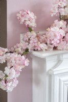 Guirlande florale rose sur cheminée - détail