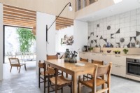 Cuisine-salle à manger dans un petit espace de vie moderne et décloisonné
