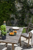 Détail de la petite table et chaise de jardin en bois dans le jardin de la cour