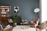 Salon moderne avec rangée de chaises et mur peint en gris
