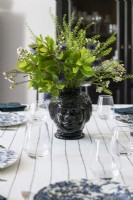 Arrangement de fleurs et feuillages sur table à manger country - détail