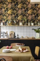 Papier peint de style vintage dans une cuisine-salle à manger moderne