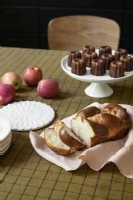 Détail de gâteaux et fruits sur table à manger